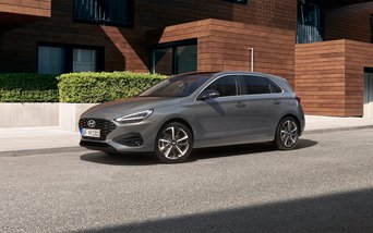 Promotionbild zu dem Hyundai i30 des Autohauses S&G vor einer Treppe. Das Angebot bewirbt den Leasing-Preis des Hyundai i30 ab 159,00 € monatlich.