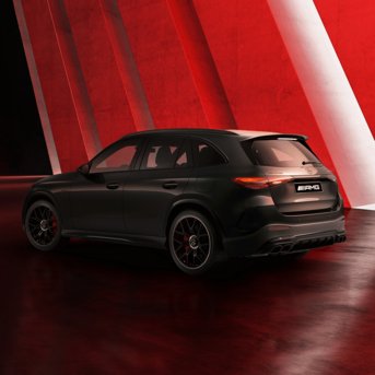 Dekorationsbild des Mercedes-AMG GLC 63 von hinten, vor einem dynamischen Hintergrund.