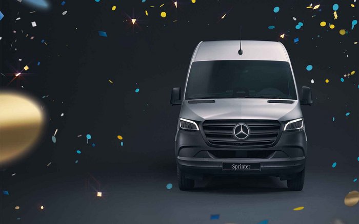 Mercedes-Benz Sprinter vor einem schwarzen Hintergrund mit Feuerwerk zum Bewerben 