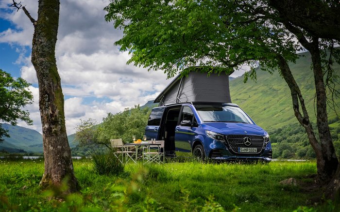 Mercedes-Benz Marco Polo auf einem Stellplatz mitten in der Natur.