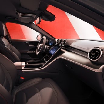 Dekorationsbild des Interieur des Mercedes-AMG C 63 vor einem dynamischen Hintergrund.