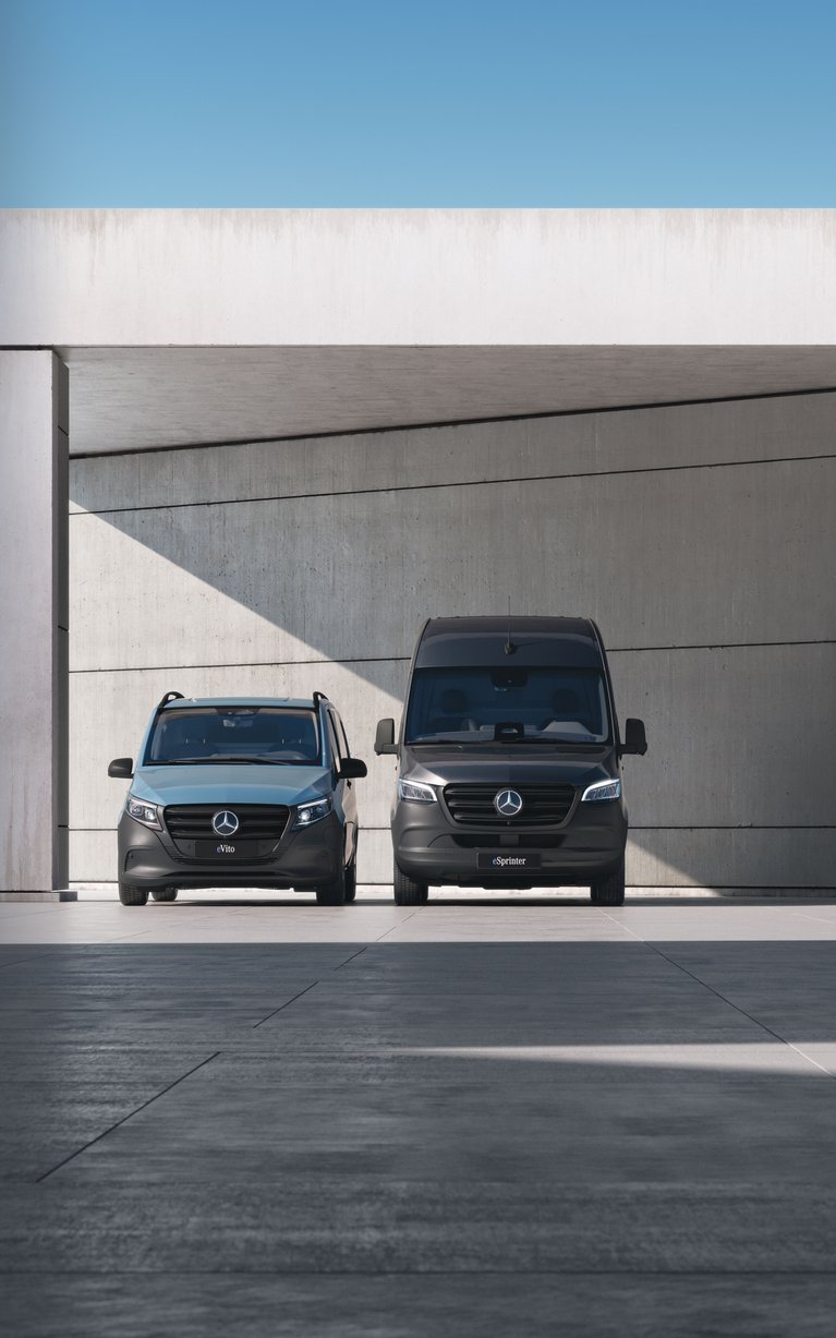 Promotionbild zum Bewerben der aktullen Angebote für Mercedes-Benz Transporter. Der Mercedes-Benz eVito und Mercedes-Benz eSprinter stehen nebeneinander unter einer Brücke aus hellem Stein. 