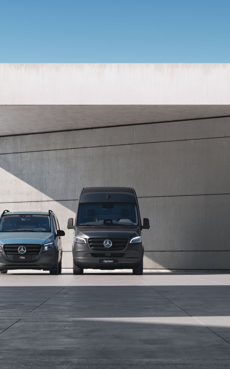 Promotionbild zum bewerben der aktuellen Angebote für Mercedes-Benz Transporter. Der Mercedes-Benz eVito und Mercedes-Benz eSprinter stehen nebeneinander unter einer Brücke aus hellem Stein. 