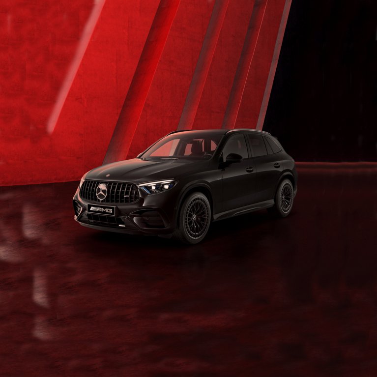 Promotionsbild für den Mercedes-AMG GLC 43 und GLC 63 als Sondermodelle vor einem dynamischen Hintergrund.