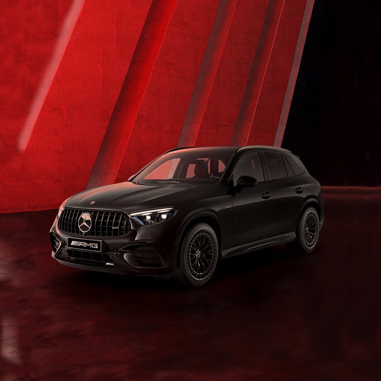 Promotionsbild für den Mercedes-AMG GLC 43 und GLC 63 als Sondermodelle vor einem dynamischen Hintergrund.