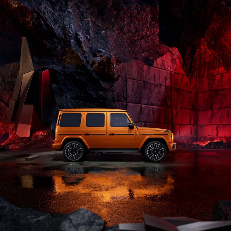 Die neue, vollelektrische Mercedes-Benz G-Klasse vor einem dunklen Farbspiel.